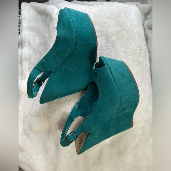 Turquoise heeled sandals with a classic open toe design and adjustable - Picture 5 of 6